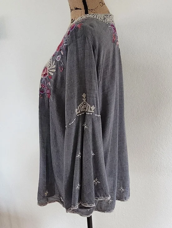 Johnny Was NWOT Grey Embroidered V-Neck Top Sz XL - Picture 4 of 7